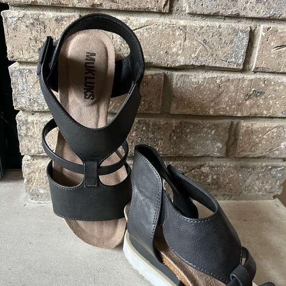 Mukluks size 8. Excellent condition. Velcro closure. - Picture 8 of 9